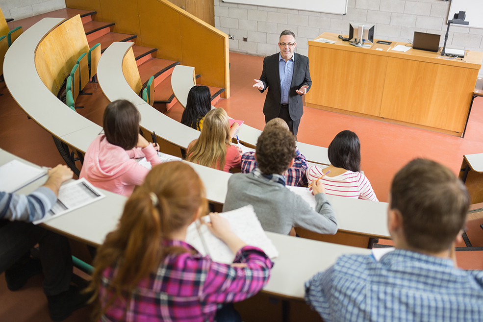 Ein Professor, der in einem Hörsaal mit Studenten Statistik lehrt.
