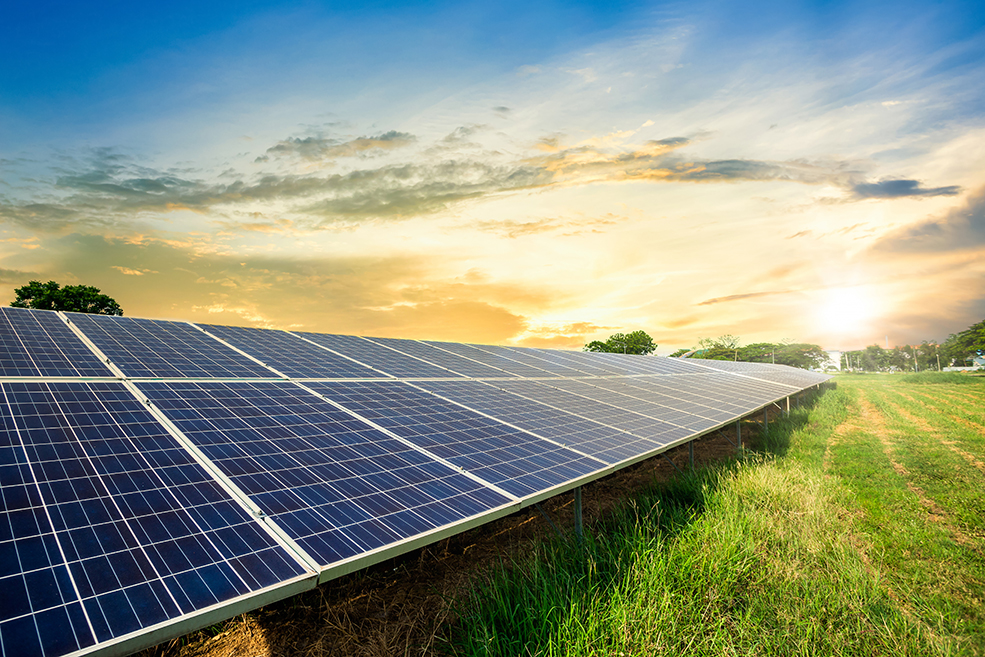Celda de panel solar con un impresionante ocaso de fondo, concepto de energía eléctrica alternativa.