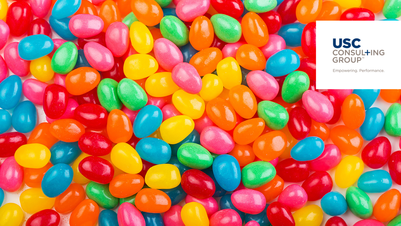 Pila de gomitas coloridas con el logotipo de USC Consulting Group en la esquina.