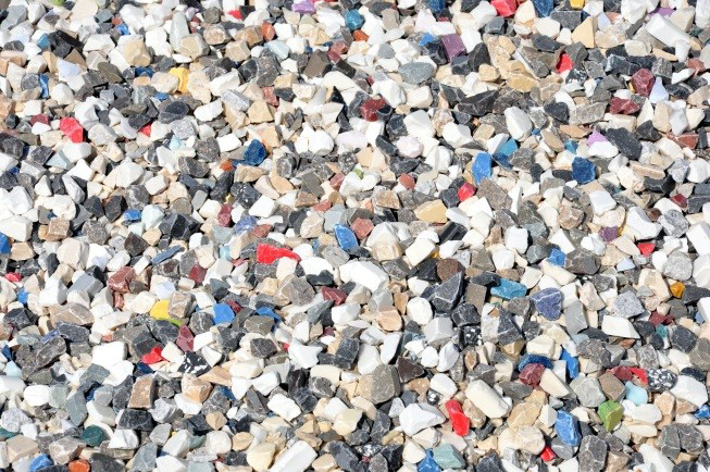 Corian®のスクラップは、造園用の石として使用されています。